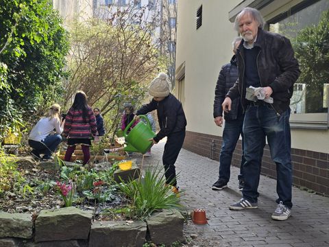 Die Vorschulkinder einer benachbarten Kita helfen bei der Gartenarbeit