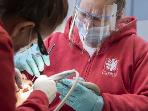Bis zu sieben Patient*innen können pro Einsatztag in der rollenden Praxis behandelt werden