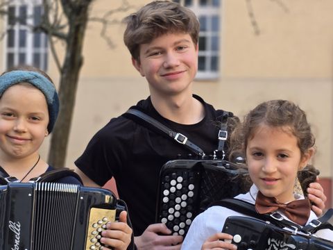 Lena, Gili und Bela verbindet die Leidenschaft für gute Töne – und ihr Akkordeonlehrer Gerhard Scherer-Rügert