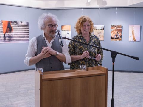 Özcan Ayanoğlu und Christiane Zieger anlässlich der Ausstellung Crossover Berlin am Redner*innenpult