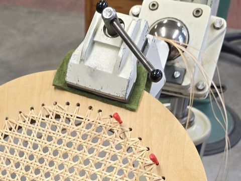 Die Rahmen der Sitzflächen werden in spezielle Gestelle eingespannt