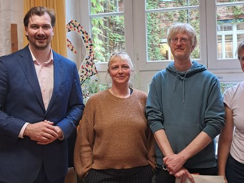 Stadtrat Max Kindler beim Besuch der Kontakt- und Beratungsstelle des Unionhilfswerks mit den Mitarbeiter*innen vor Ort.