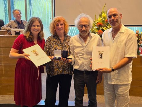 Bezirksbürgermeisterin Clara Herrmann, Christiane Zieger, Özcan Ayanoğlu und der Vorsitzende der BVV Werner Heck während der Verleihung
