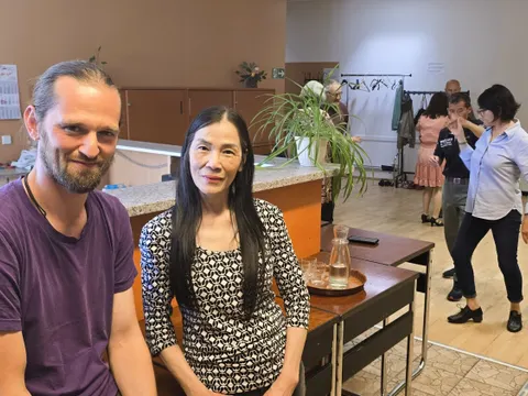 Marcel Könings, Sozialarbeiter und Leiter des Nachbarschaftszentrums gemeinsam mit Loan Nguyen, Verantwortliche für das Senioren- und Gemeinwesen im Tanzsaal