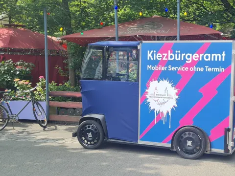 Das mobile Kiezbürgeramt leistet Bürgeramtsdienstleistungen direkt vor Ort, ohne Termin und mitten im Kiez