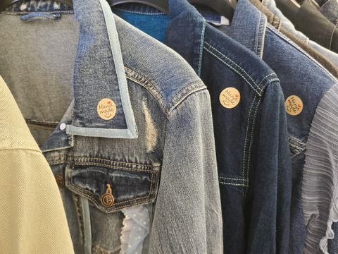 Upcycling - regelmäßig wertet ein Kleidungsspezialist in der Filiale Kleidungsstücke auf