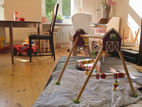 Ein gemütliches, lichtdurchflutetetes Heim für das Baby, so lange es nötig ist