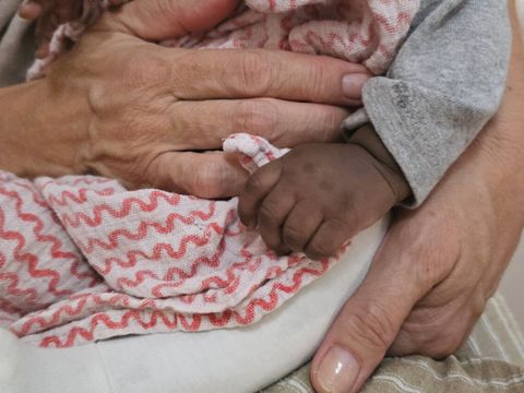 Die Arme der Kriesenpflegemutter Anna sind der erste sichere Ort für Babys in Not