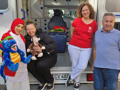 Das Team des elmex-Zahnmobils der Caritas an der mobilen Zahnarztpraxis