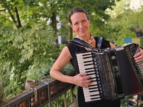 Es sind die besonderen Augenblicke, die Isabel Neuenfeldt mit ihrem Akkordeon und ihrem Gesang gestaltet
