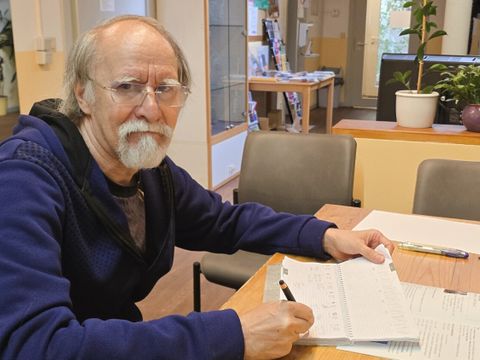 Stefan Block leitet gemeinsam mit zwei Mitarbeitenden die Begegnungsstätte (BGS) Falcke in Kreuzberg