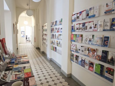 Zahlreiche Informationen unterschiedlicher Fachrichtungen im Eingangsbereich