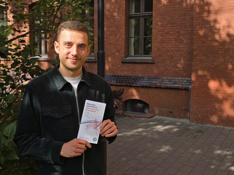 Viktor Michnev vor den Räumen des Berliner Krisendienstes der 1999 gegründet wurde