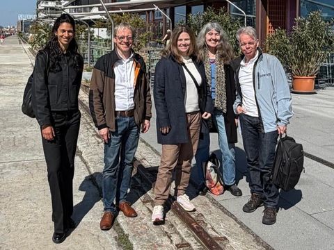 Bezirksbürgermeisterin Clara Herrmann (mitte) gemeinsam mit den Projektbeteiligten am Dockyard-Projekt am Friedrichshainer Osthafen