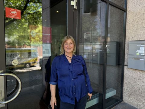 Ane Esdohr vor der Verbraucherzentrale