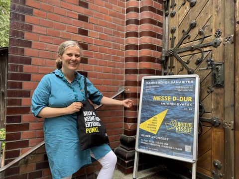 Anne Macauley vor der Samariterkirche