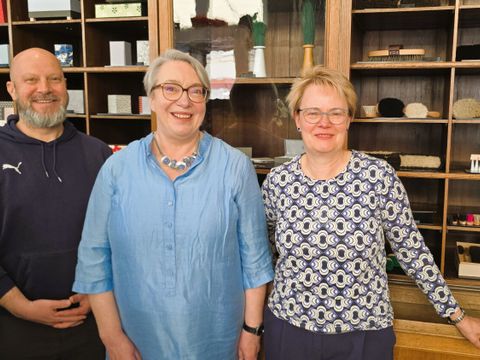 Ulrich Schuster, stellvertretender Leiter der Manufaktur „SchachtelMacher“, begrüßte die stellvertretende Bezirksbürgermeisterin und Sozialstadträtin Regine Sommer-Wetter sowie die Beauftragte für Menschen mit Behinderungen, Ulrike Ehrlichmann, im DIM-Ladencafé