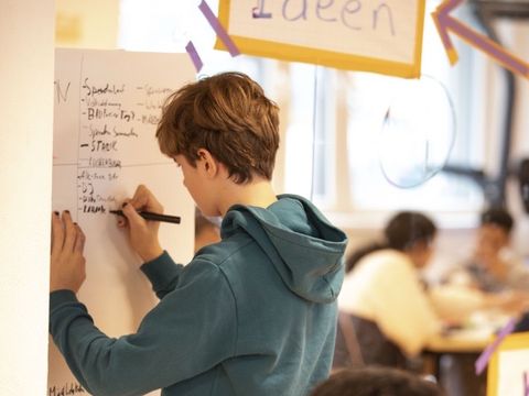 Mit möglichst viel Freiraum für eigene Ideen und Ansätze sollten die Jugendlichen zusammen vorgehen