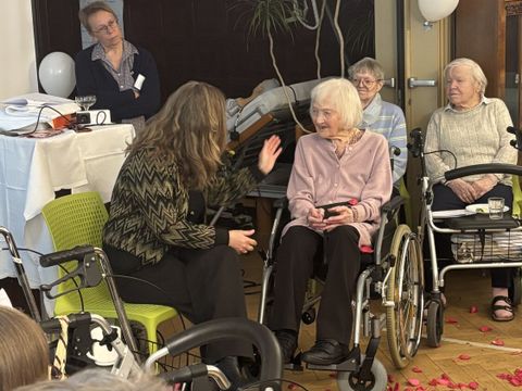 Bezirksbürgermeisterin Clara Herrmann gratuliert der 100-jährigen Erna Krüger im Pflegeheim zum Geburtstag.