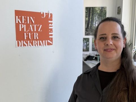 An Anna Kuntzes Bürotür weiß man direkt ,was Sache ist: kein Platz für Diskriminierung