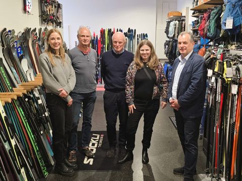 Das Team von „Der Berg Ruft – Boarderline“ gemeinsam mit dem Besuch aus dem Rathaus