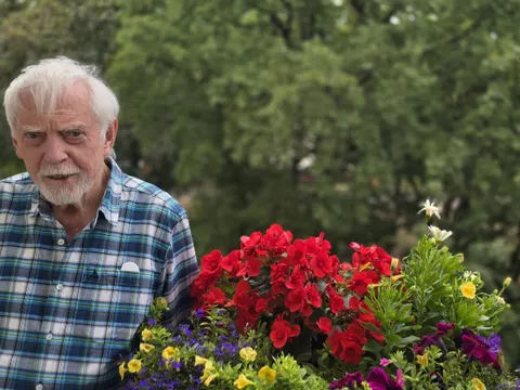 Dieter Borries hat als Streitschlichter in mehr als 40 Jahren Hunderte Kontrahent*innen an seinen "runden" Tisch zum Gespräch gebeten