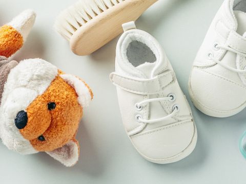 Stofftier, weiche Bürste, Schnuller und kleine Schühchen - wenn der Anruf kommt, muss alles bereit sein für das Baby
