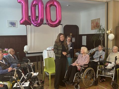 Bezirksbürgermeisterin Clara Herrmann gratuliert der 100-jährigen Erna Krüger im Pflegeheim zum Geburtstag.