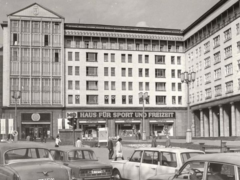 Das ehemalige DDR-Kaufhaus für Sport und Freizeit am Frankfurter Tor in Friedrichshain