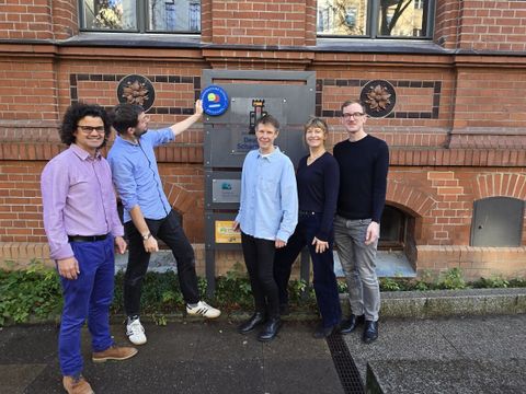Das Projektteam freut sich über den gemeinsamen Erfolg , der mit dieser Handteller großen Plakette besiegelt wurde