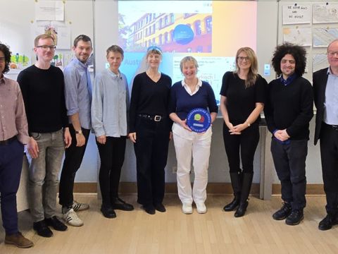 Christina Henke, Staatssekretärin für Bildung (3.v.re) und das Schul-Team nach der offiziellen Übergabe des Siegels an Schulleiterin Sylke Roschke (4.v.re.)