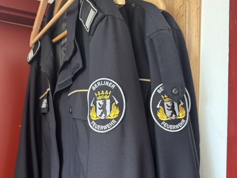 Feuerwehruniform an der Garderobe