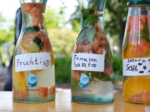 An der mobilen Wasserbar werden kreative Wassercocktails mit Obst und Gemüse gemixt