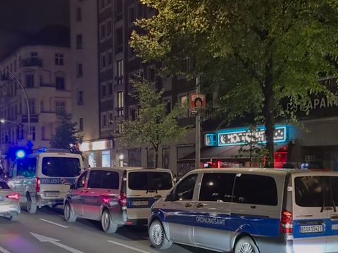Im Verbund führten Ordnungsamt und Polizei eine Gewerbekontrolle im Bezirk durch.