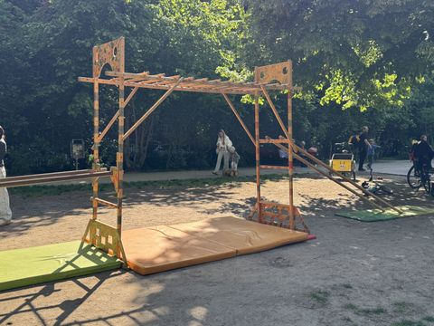 Spielwagen auf dem Traveplatz, Klettergerüst