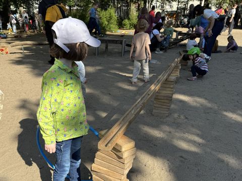 Spielwagen auf dem Traveplatz, Murmelbahn
