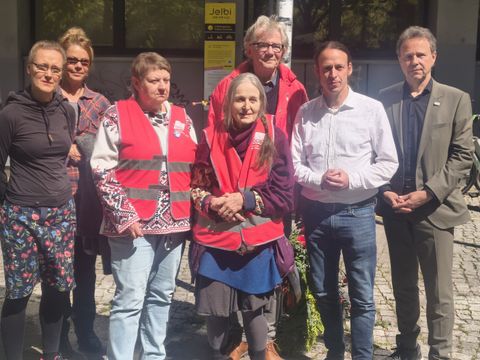 Rund 30 Teilnehmende des Gedenkens lauschten den Redebeiträgen der Redner*innen