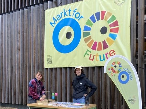 Im Garten der Bezirkszentralbibliothek präsentierten sich an rund 20 Ständen Vereine, Projekte und Initiativen aus Friedrichshain-Kreuzberg