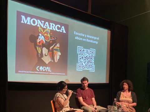 Im Filmgespräch diskutierten Dr. Antonio Monte Casablanca, Hannah Müssemann und Moderatorin Lya Cuellar über Kunst, Erinnerung und Widerstand im Exil.