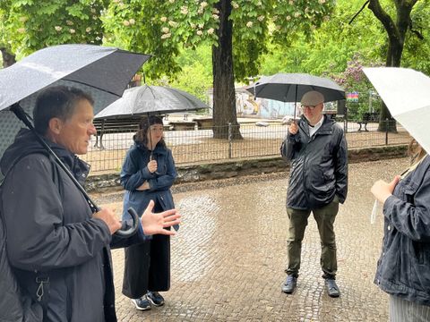 Die Teilnehmer*innen des Stadtspaziergangs