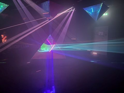 Das Künstler*innenkollektiv AUSGANG Studio verbindet Rave und Techno mit der undurchdringlichen Welt digitaler Datenströme