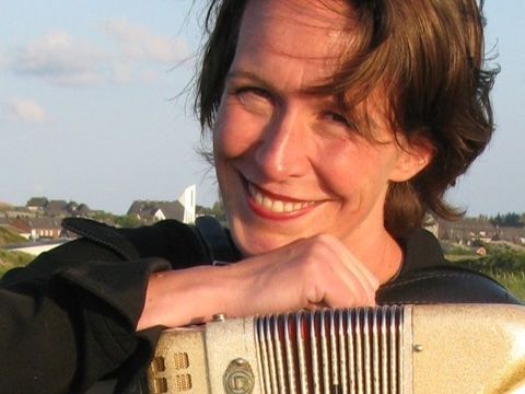 Isabel Neuenfeldt mit ihrem Akkordeon an der Küste