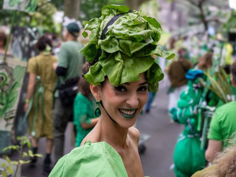 Beim Karneval der Kulturen wurde die Jugendkunstschule für ihre Teilnahme mit dem Nachhaltigkeitspreis ausgezeichnet