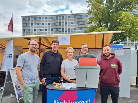 Die Resonanz auf das Kiezbürgeramt war durchweg positiv und viele Bürger*innen nutzten die Gelegenheit für Gespräche mit den Mitarbeiterenden.