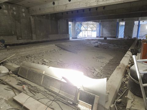 Durch Aufschüttungen, Höhenausgleiche und Rampen werden im gesamten Bad die Höhenunterschiede wie hier am Lehrschwimmbecken ausgeglichen