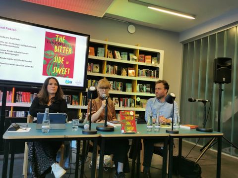 Der Abend verband die literarische Auseinandersetzung mit einer klaren politischen und entwicklungspolitischen Perspektive.