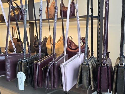 Handtaschen und Lederwaren soweit das Auge reicht im Showroom des Herstellers