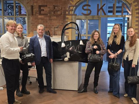 Das Team von Liebeskind Berlin gemeinsam mit dem Besuch aus dem Rathaus