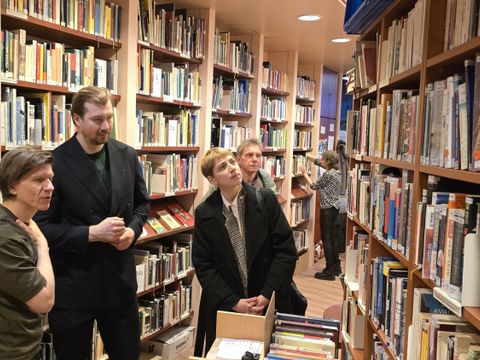 Max Kindler, Bezirksstadtrat für Jugend, Familie und Gesundheitinformierte sich gemeinsam Alexandra Gelbstein, Leiterin der QPK, über die Arbeit in der Bibliothek