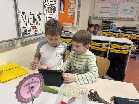 Zwei Kinder am Tablet